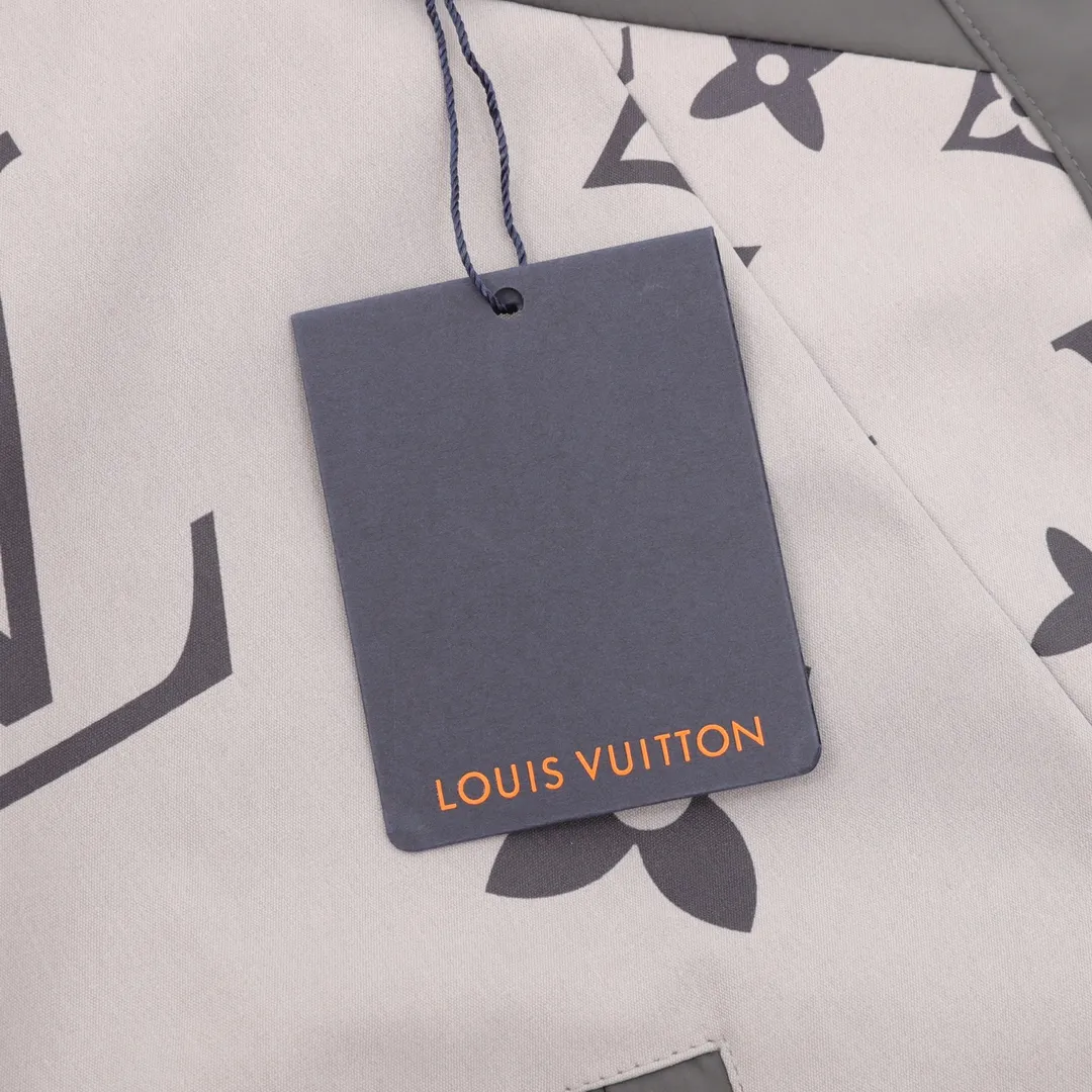 🅿️550 LouisVuitton/Louis Vuitton stitched presbyopia all-over printed windbreaker zipper jacket. Purchase the original version and have it printed immediately. The fabric is made of custom densely spun technical fabric that is light and thin, and the upper body is silky and breathable. Infrared positioning cutting, workwear-style windbreaker design, the upper body is invincible and versatile. All details are customized and developed, and all hardware and accessories are restored to ZP. Size：XS-L